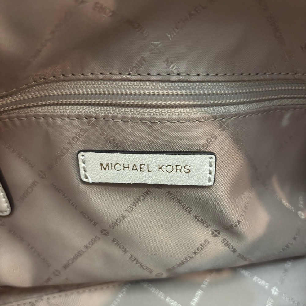 MICHAEL KORS Brooke Cream Medium Pebbled
Leather Bag - Picture 9 of 11